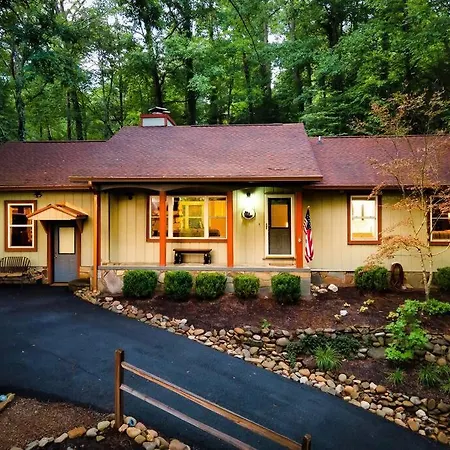 Beautiful Chalet With Fireplace And Large Game Room